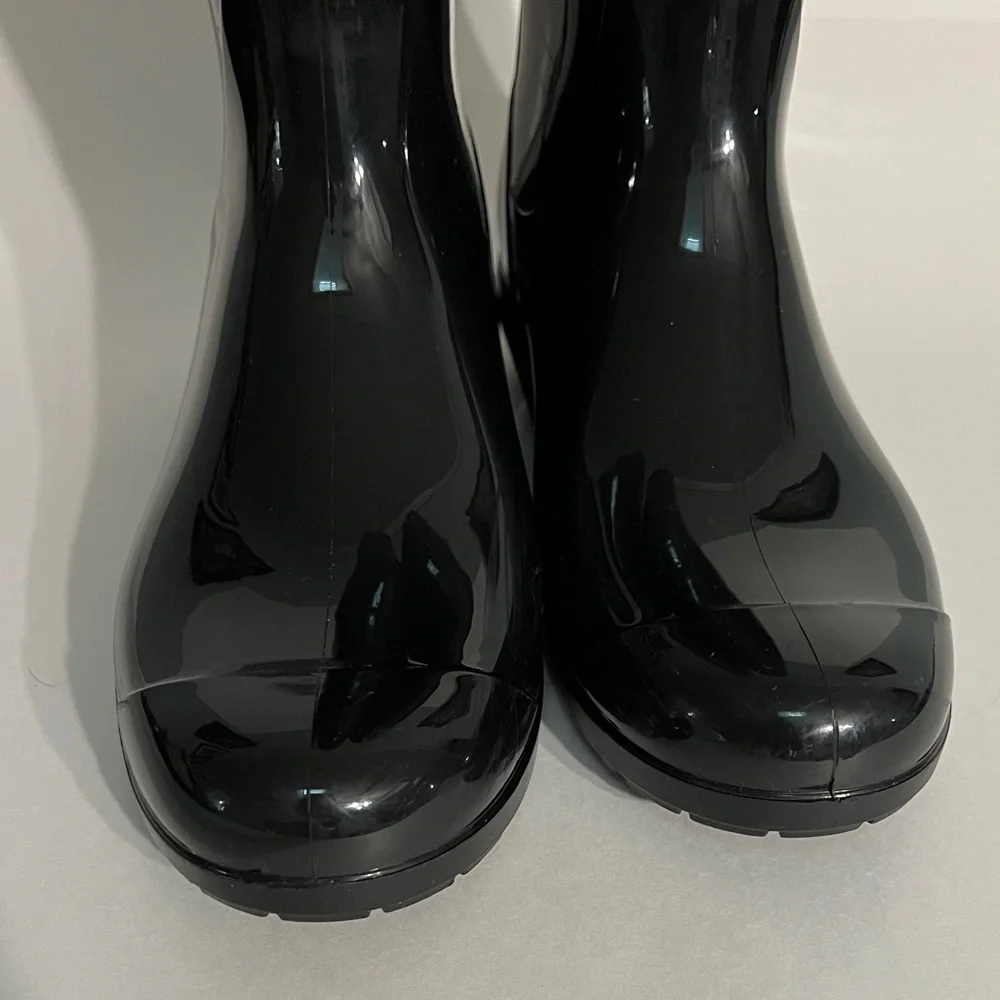 UGG Rubber Rain Boots, women’s size 8. Glossy Boot in Black. Sherpa insoles